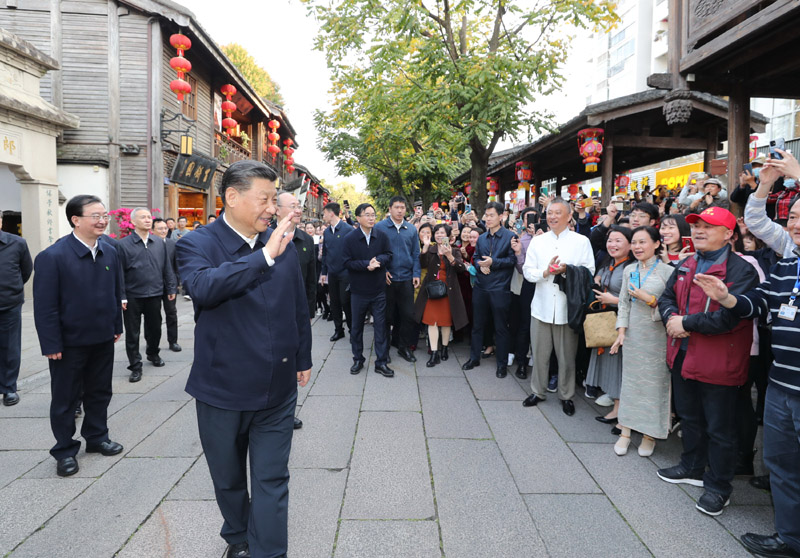 3月22日至25日，中共中央總書記、國家主席、中央軍委主席習近平在福建考察。這是24日下午，習近平在福州三坊七巷歷史文化街區考察時，向游客和市民招手致意。新華社記者 鞠鵬 攝