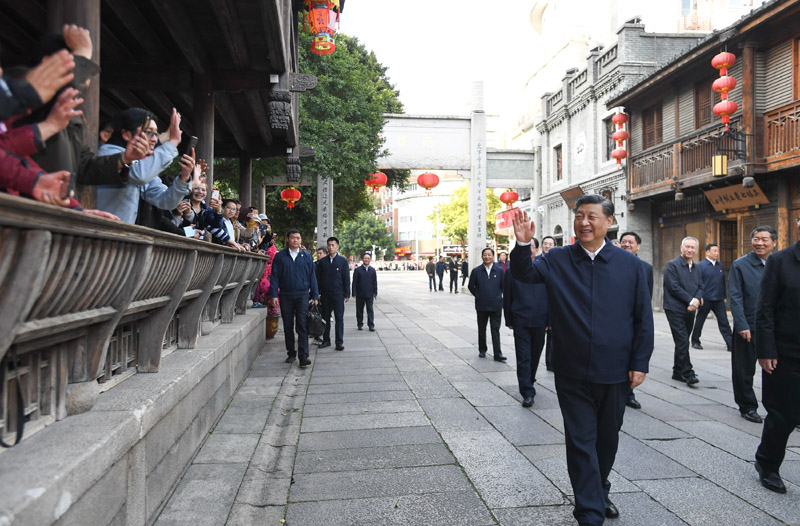 3月22日至25日，中共中央總書記、國家主席、中央軍委主席習近平在福建考察。這是24日下午，習近平在福州三坊七巷歷史文化街區考察時，向游客和市民招手致意。新華社記者 燕雁 攝