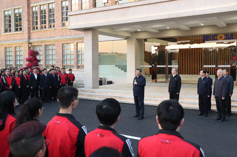 3月22日至25日，中共中央總書記、國家主席、中央軍委主席習近平在福建考察。這是24日下午，習近平在福州福建福光股份有限公司考察時，同企業職工親切交流。新華社記者 王曄 攝