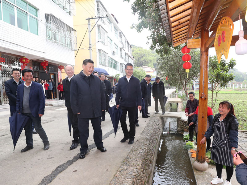 3月22日至25日，中共中央總書記、國家主席、中央軍委主席習近平在福建考察。這是23日下午，習近平在三明沙縣夏茂鎮俞邦村考察時，同村民親切交流。新華社記者 王曄 攝